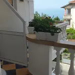 Апартамент Primorsko Apartments